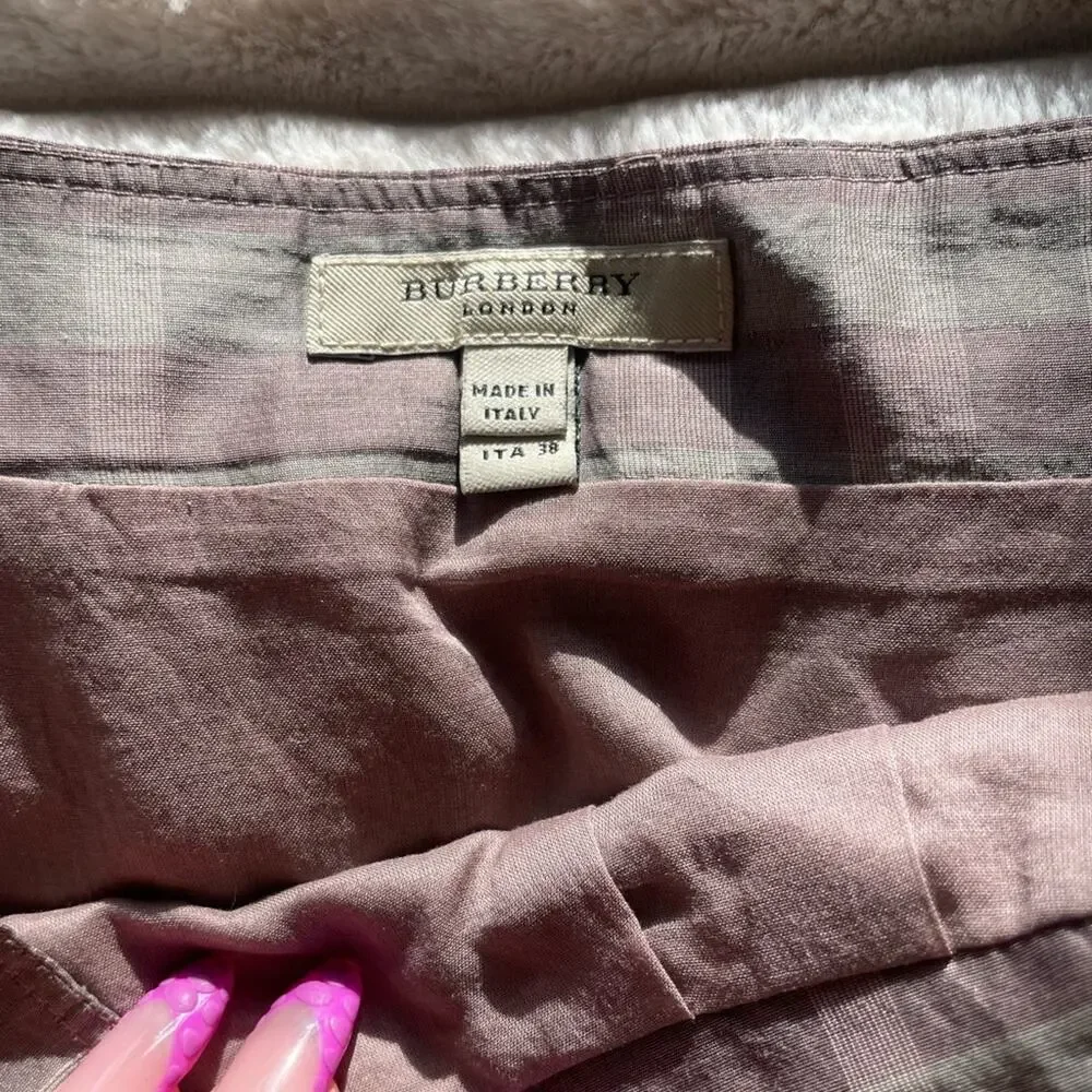New w/out tags. Authentic Burberry mid-line skirt. Silk and cotton. Signature. - Picture 6 of 8